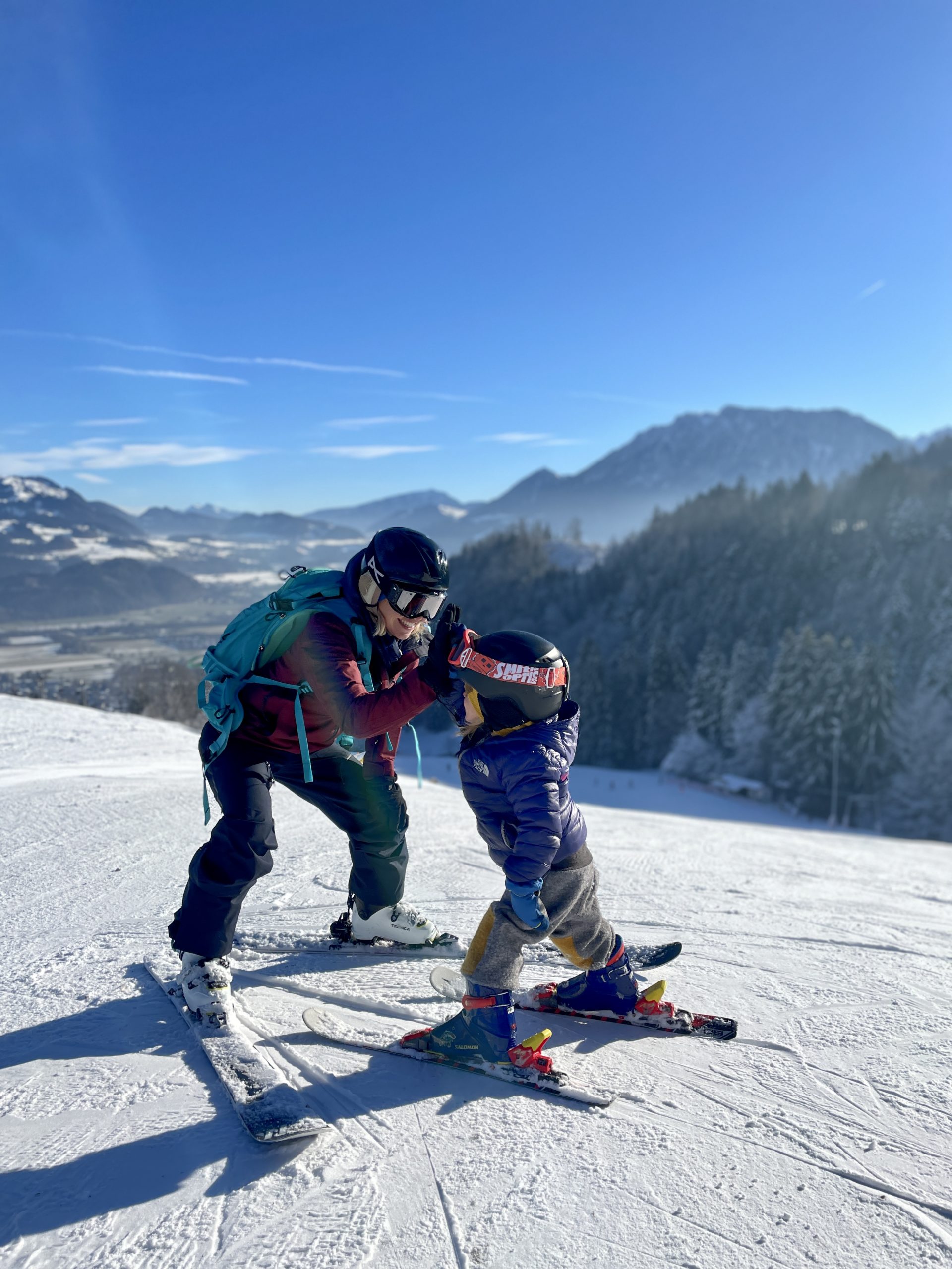 Skifahren für Kleinkinder: Zehn Tipps wie eure Kinder entspannt Skifahren lernen können.